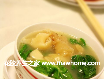 白菜滾花膠鯽魚湯