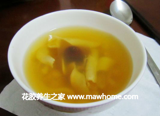 紅黑蜜棗燉花膠的做法