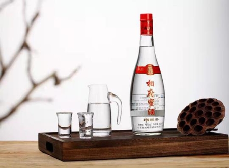 白酒放了幾年為何變黃？怎么看白酒是勾兌的還是純糧食的？