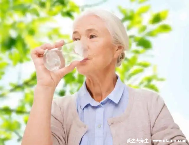 水喝錯了也致命！牢記三個“限水”時刻，對健康太重要了……