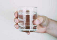 新冠患者因過量飲水導致水中毒是怎么回事兒(新冠病毒感染患者每天飲