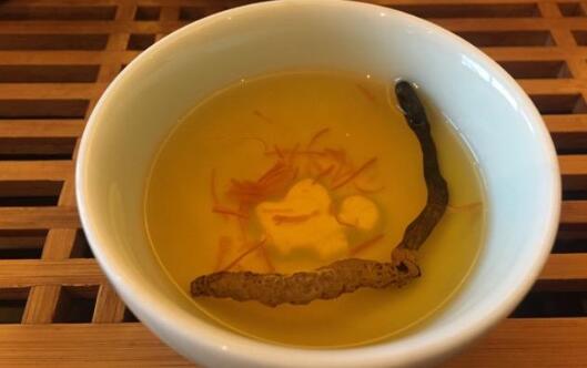 蟲草可以用100℃水泡嗎，蟲草泡溫水還是熱水