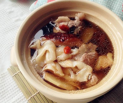 花膠雞湯放什么材料，花膠雞湯如何熬成金色