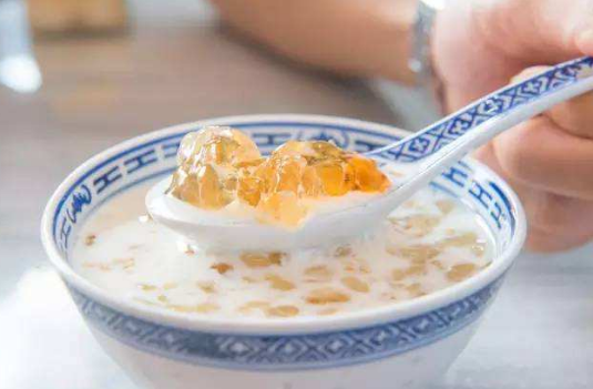 銀耳桃膠雪梨的禁忌，桃膠銀耳雪梨羹的熱量有多少