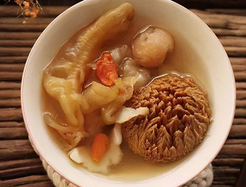 花膠蟲草花燉雞功效和忌諱以及孕婦小孩可以吃么