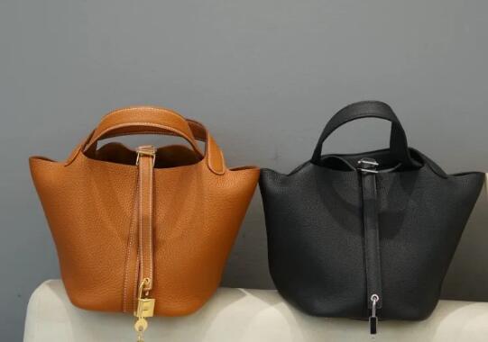 和Chanel、LV這些牌子不一樣的是，愛馬仕最出名的大概就是它家的配貨制度。簡而言之就是，如果你想買一個包，你還得買它家的其他物品，積攢夠了一定的消費金額以后，才有可能買到你心儀的包包。  尤其是Birkin、Kelly、Constance 這三款最popular的包包，通常配貨比例都非常高。經典色甚至會達到1:1甚至1:2都有可能，俗稱三大金剛。